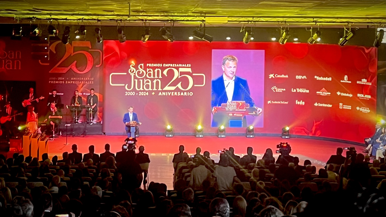 Gala de los Premios Empresariales San Juan con pantalla LED y música en directo