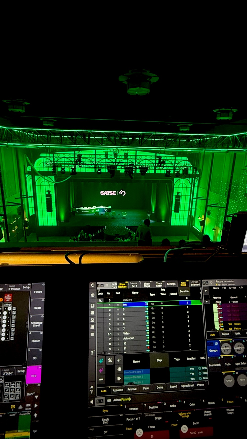 Teatro Príncipe Pío iluminado en verde visto desde la consola grandMA